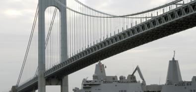 Okręt ze stali z WTC wchodzi do portu NY